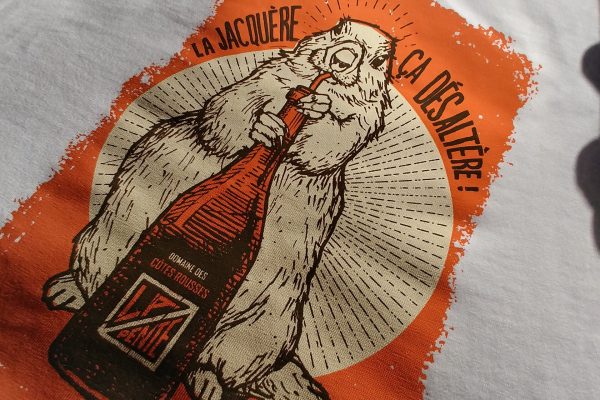 Domaine des côtes Rousses - T-shirt en coton biologique avec sérigraphie 3 couleurs T-shirt personnalisé en coton biologique avec une sérigraphie d'une illustration 3 couleurs